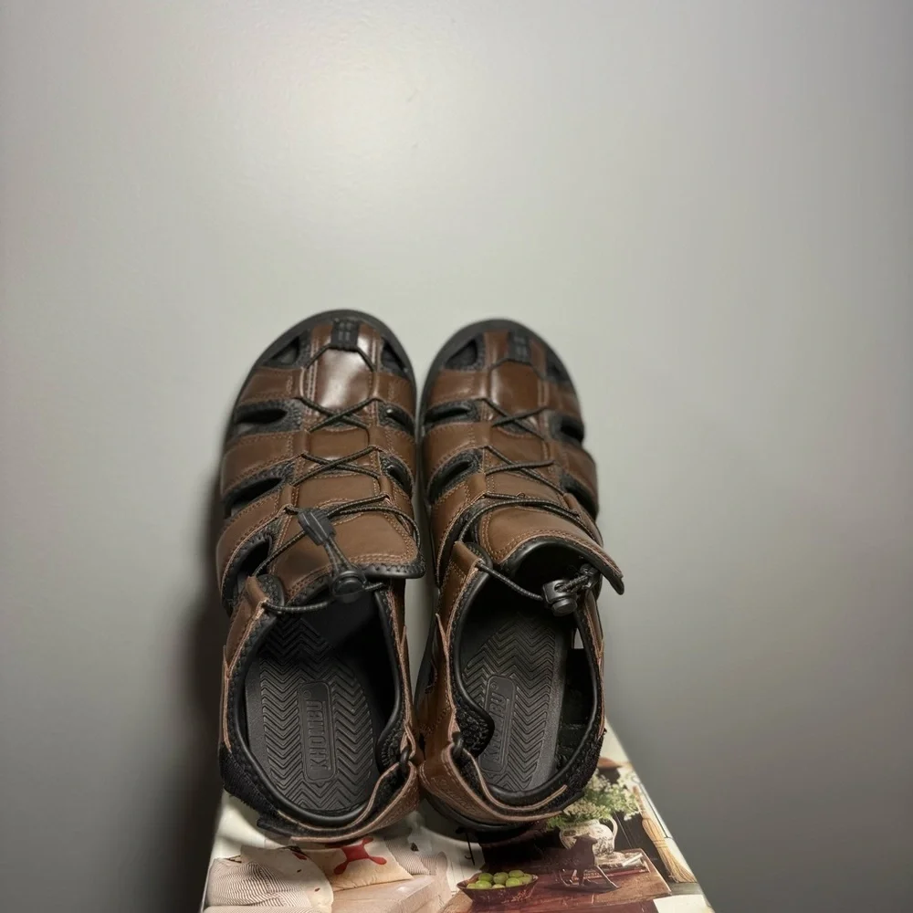 Khombu Size 11 Brown and Black Sandals